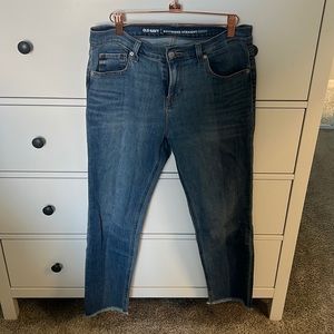 Old Navy boyfriend straight Droit women’s jeans with frayed bottoms